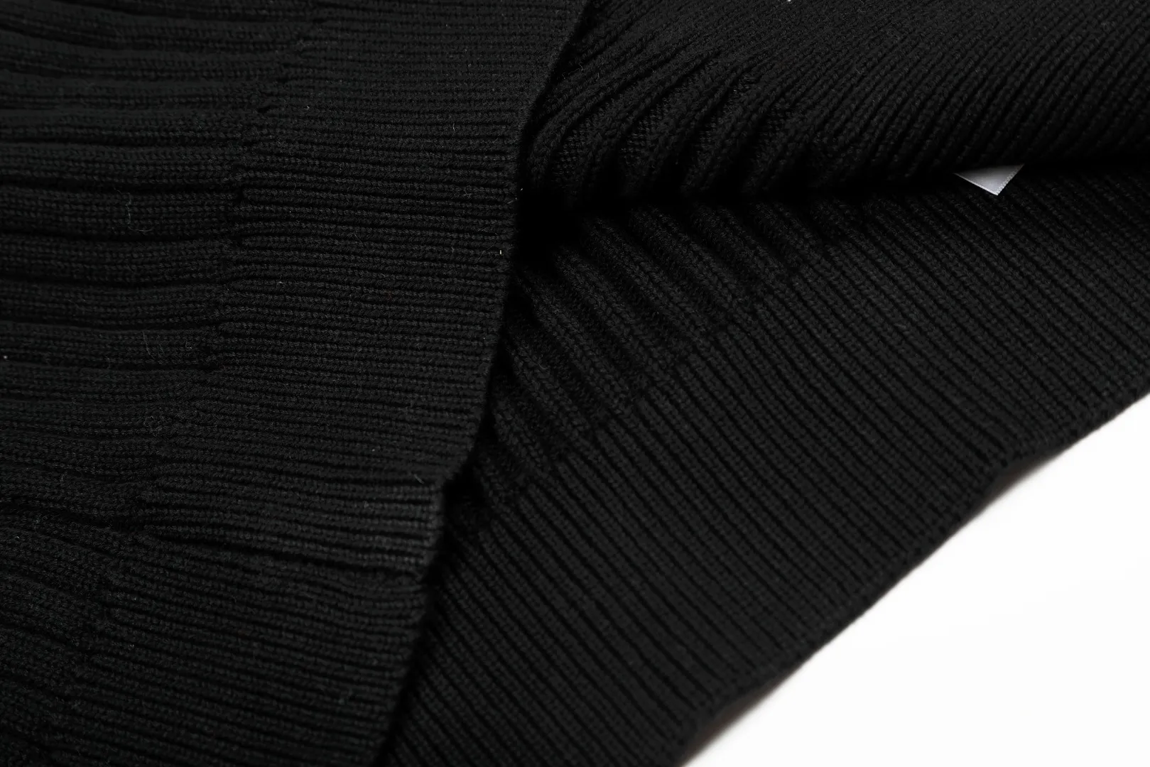 P250 Top quality" Style number: DS114# (not off the shelves all year round) [Ralph Lauren half-zip solid color pony embroidered logo striped knitted sweater] ✅Ralph Lauren half-zip classic basic versatile unisex couple pullover sweater ✅Main supplier platform live broadcast Wholesale entity Replenish when out of stock Not off the shelf ✅ZP quality 1:1 version Scan the code to enter the GF website Counter quality ✅Detailed quality The only one in Guangzhou Imported quality cotton yarn, focusing on high-end, cost-effective, good quality needless to say. ✅Restore the original version. The maximum size can be worn up to 190 pounds. Loose, comfortable and stress-free. ✅The upper body is simple and easy to match. A must-have item for ootd. Good-looking clothes are never picky. Recommended must-have items in the wardrobe. Size: S-XL. Color: Black, white, gray, khaki, navy blue, white label, red gold label.